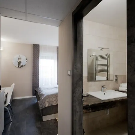 فندق Bubble Es Rendezvenykoezpont 3*